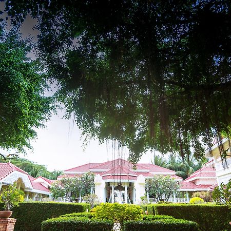 우라 부라 후아힌 리조트 앤 스파  후아 힌 외부 사진 The main building of the university