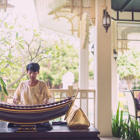 우라 부라 후아힌 리조트 앤 스파  후아 힌 외부 사진 Thai musician playing the Ranat Ek