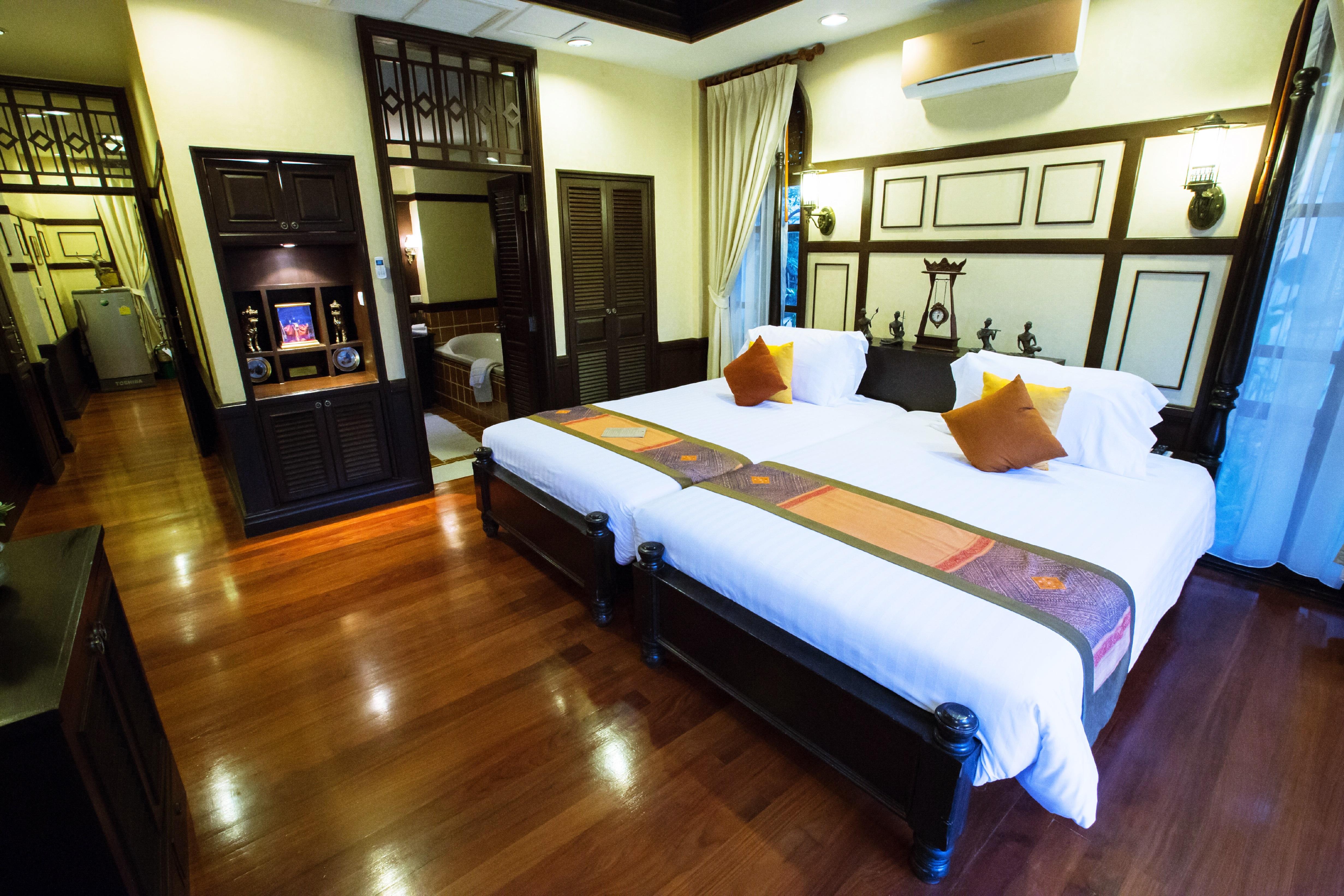 우라 부라 후아힌 리조트 앤 스파  후아 힌 외부 사진 A bedroom at the Riverview Suite