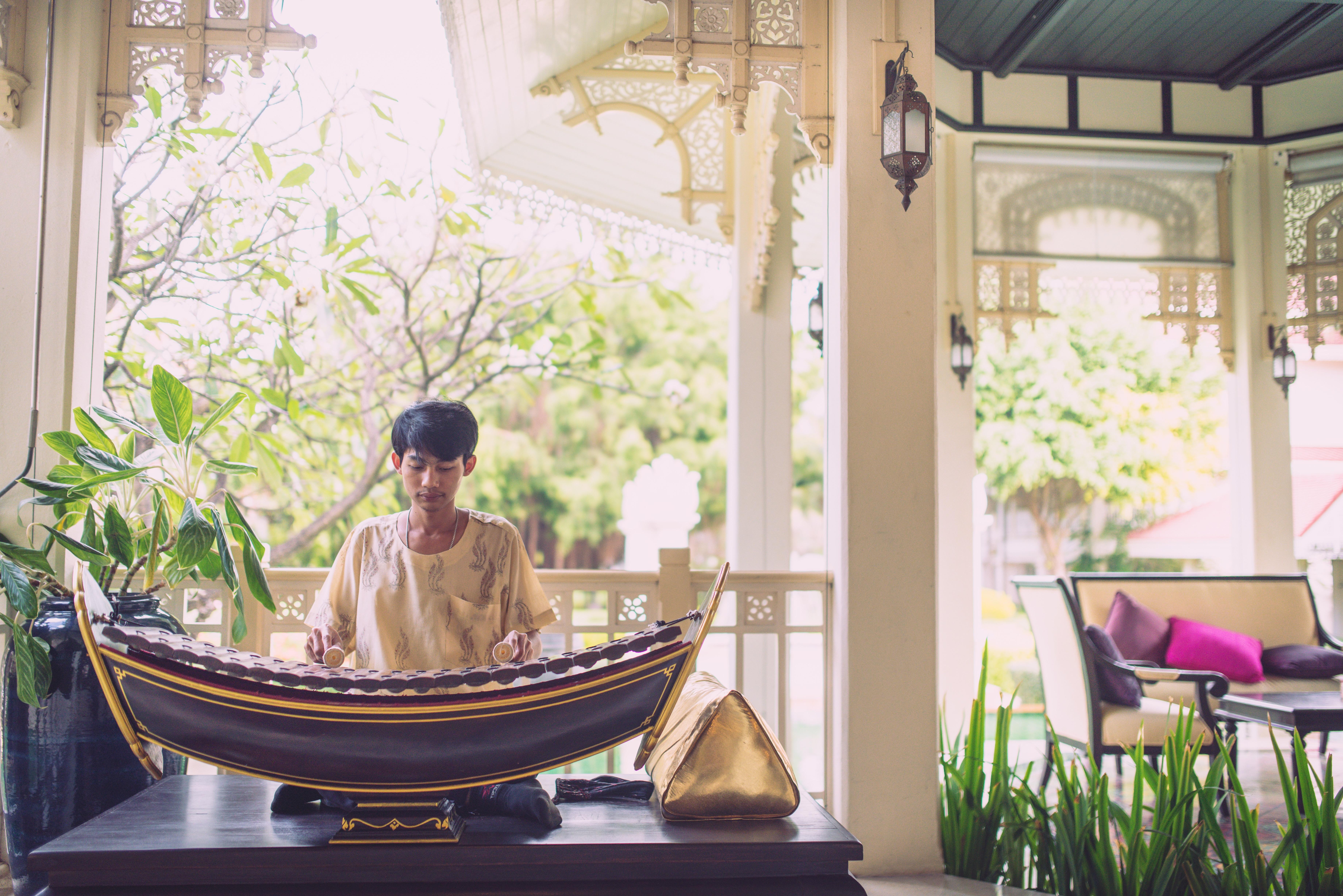 우라 부라 후아힌 리조트 앤 스파  후아 힌 외부 사진 Thai musician playing the Ranat Ek
